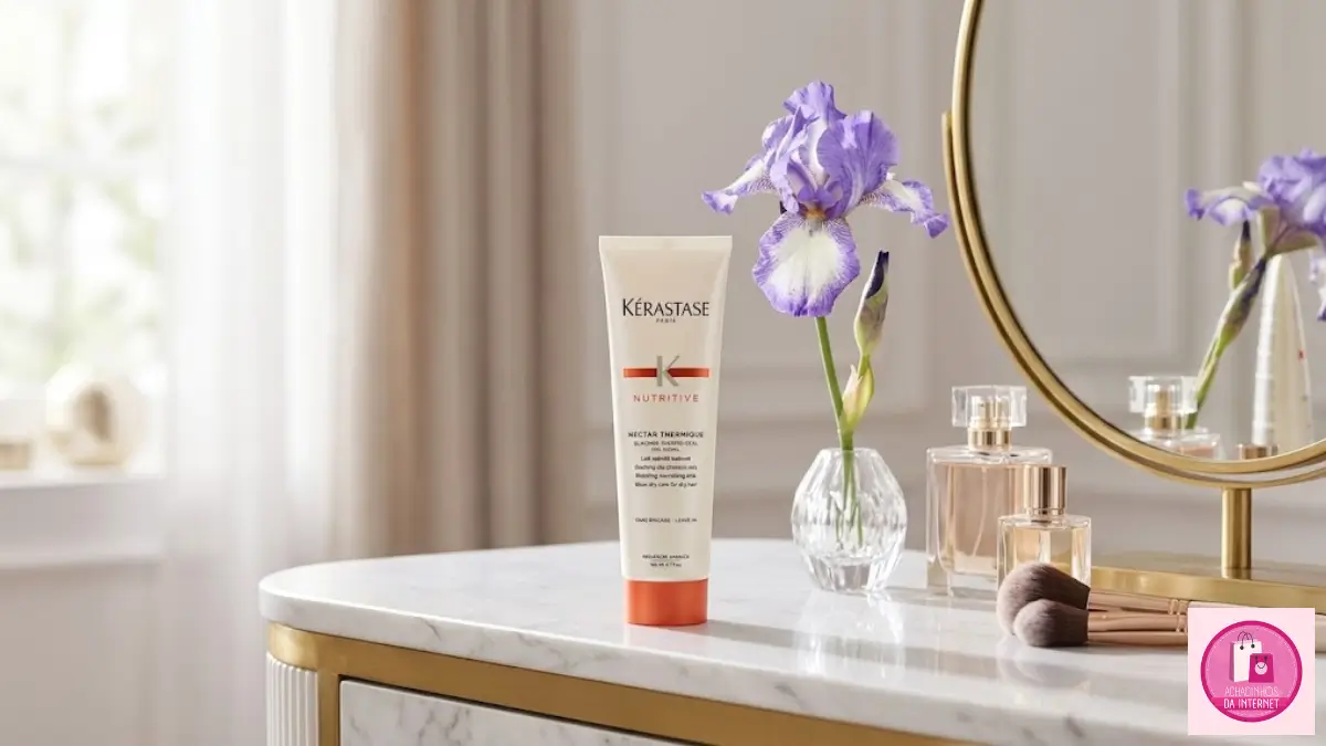 Bisnaga do protetor térmico Kérastase Nutritive Nectar Thermique em uma penteadeira branca iluminada.